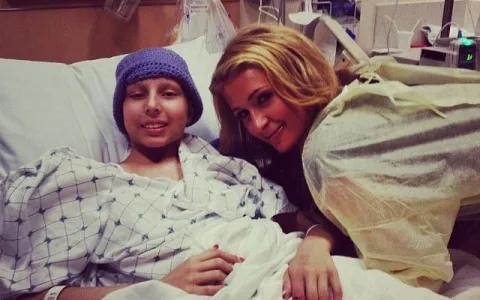 Paris Hilton visita fã em hospital 