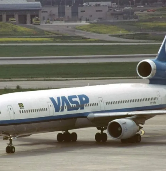 Aeronaves da Vasp são retiradas do aeroporto de Guarulhos
