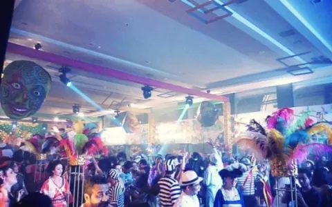 Bailes de carnaval movimentam final de semana em S