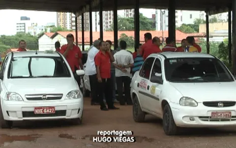 Taxistas associados à empresa Ligue Táxi denunciam