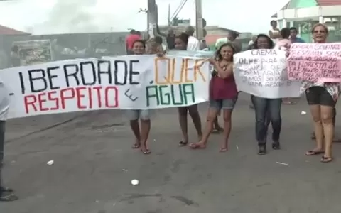 Moradores interditam a Avenida Getúlio Vargas no M