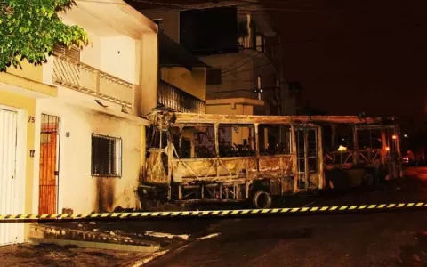 Ônibus em chamas atinge casa na Grande SP