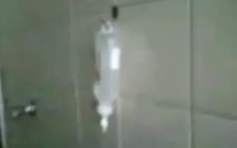 Vídeo: homem toma soro no banheiro de hospital 