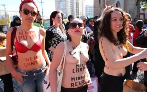 PR: mulheres tiram blusa em Marcha das Vadias 
