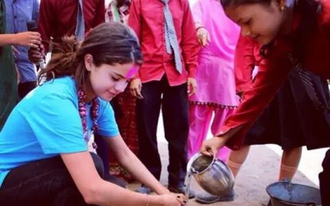 Selena Gomez visita crianças no Nepal 
