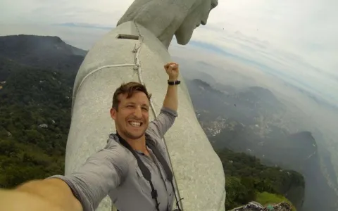 Inglês faz selfie no topo do Cristo Redentor 