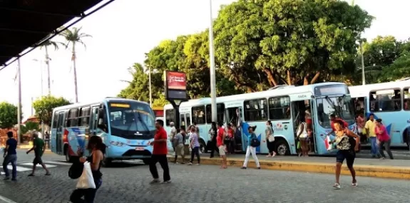 Rodoviários fecham 2 terminais de Fortaleza 
