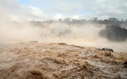 Cataratas do Iguaçu são fechadas por cheia de rios