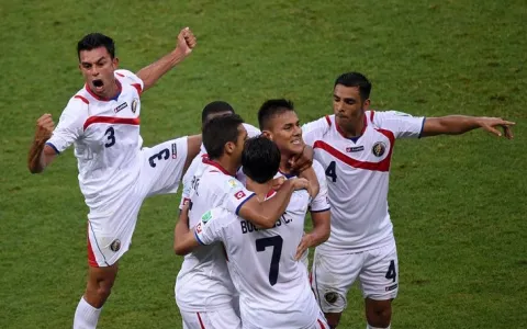 Costa Rica encara Inglaterra por liderança