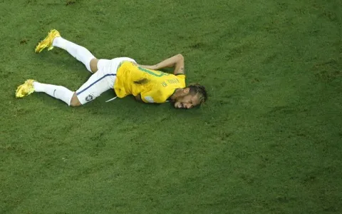 Não sinto as pernas, disse Neymar após pancada