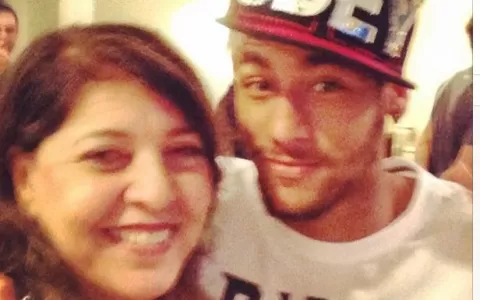 Roberta Miranda visita Neymar em sua casa