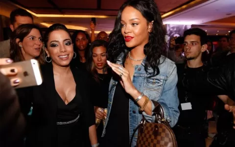 Anitta mostra que não foi esnobada por Rihanna