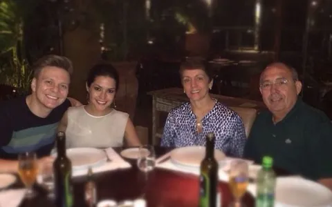Michel Teló janta com os sogros e a namorada