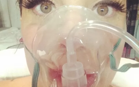 Lady Gaga posa com máscara de oxigênio
