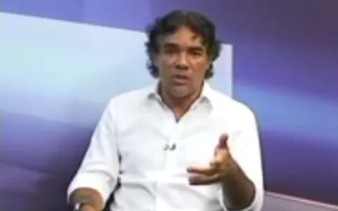 O apresentador Kim Lopes sabatina Edinho Lobão no programa Maranhão Urgente