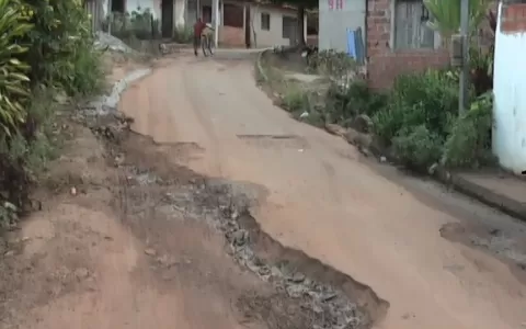 Vila Funil sofre com esquecimento e buracos ameaçam vidas de moradores