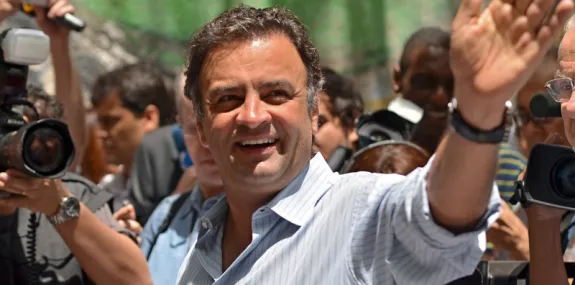 Candidato, Aécio Neves, vota em Minas Gerais
