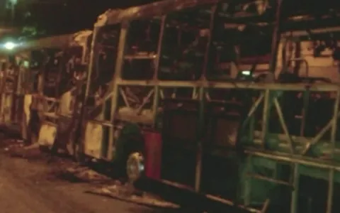 Dois ônibus são  incendiados  na zona leste de SP por um grupo de 20 pessoas 