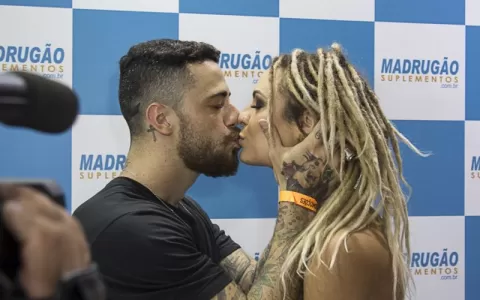 Ator Felipe Tito beija Mendigata em feira fitness