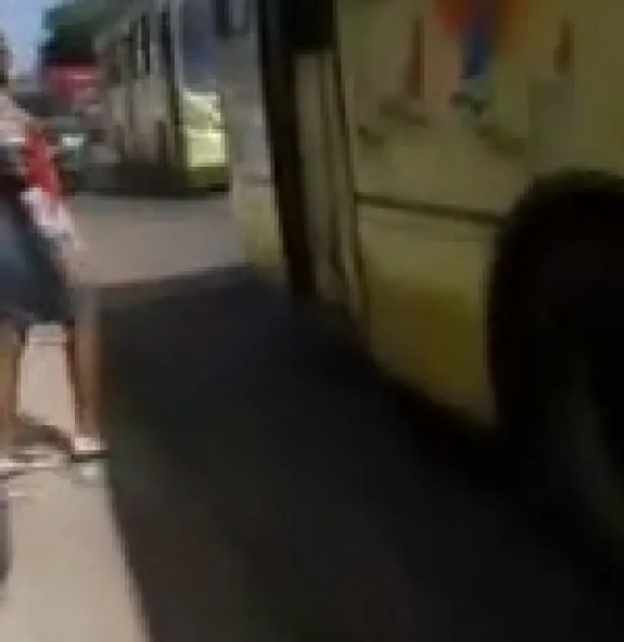 Cadeirante faz vídeo e denuncia falta de ônibus ad
