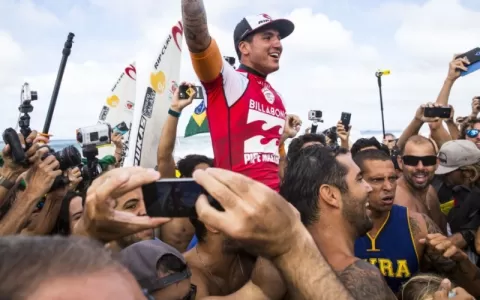 Gabriel Medina Campeão Mundial de Surf  desembarca