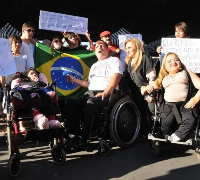 Cadeirantes e autistas protestam em São Paulo