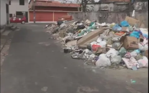 Imagens de lixões no Bairro Monte Castelo.