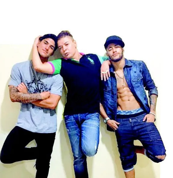 David Brazil tira foto com Medina e Neymar