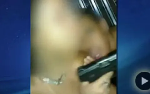 Vídeo mostra mulher nua com armas de PMs
