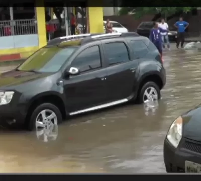 Mercado Central de São Luís: chuva forte causa transtornos a pedestres e motorista, que circulam frequentemente pelo local.