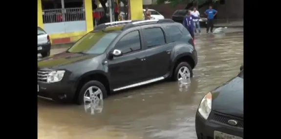 Mercado Central de São Luís: chuva forte causa transtornos a pedestres e motorista, que circulam frequentemente pelo local.