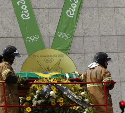Sob aplausos e Hino Nacional, Capita é sepultado no Rio.
