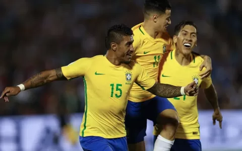Paulinho faz 3, Brasil goleia e põe a mão na vaga.