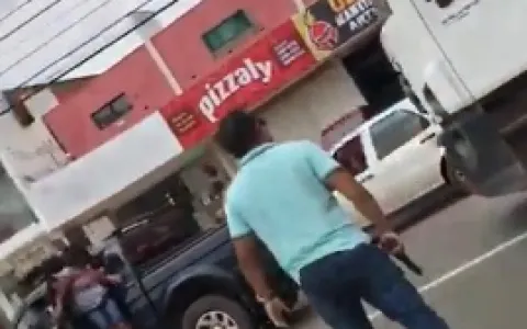 Homem saca arma durante discussão de trânsito em a