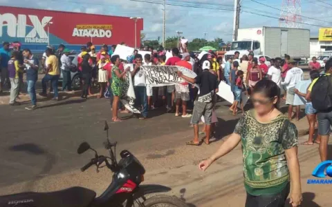 Moradores bloqueiam a Estrada de Ribamar para reivindicar direito á  moradia.