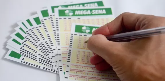 Mega-Sena acumula e pode pagar R$ 105 milhões.