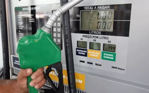 Gasolina fica mais barata e diesel mais caro a par
