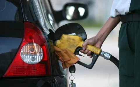 Preço da gasolina diminui e do diesel sobe hoje na