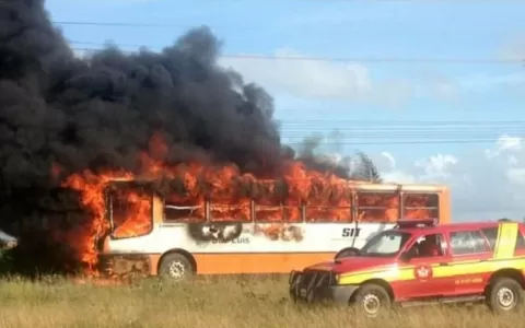 Ônibus pega fogo próximo à UFMA e causa grande eng
