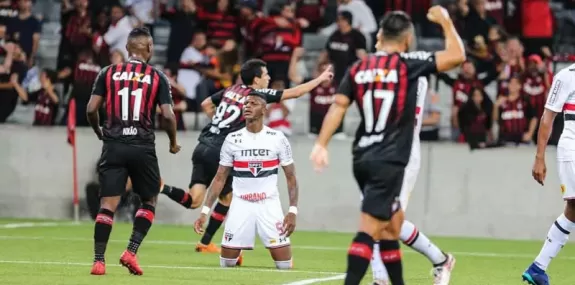 São Paulo perde do Atlético-PR e mantém jejum