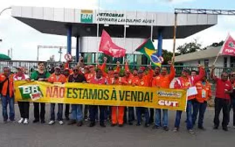 Petroleiros anunciam greve para redução dos preços do gás de cozinha e dos combustíveis
