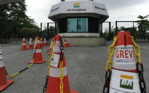 Petroleiros suspendem greve; Petrobras informa que