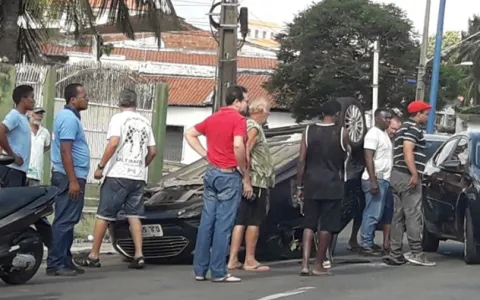 Após colisão carro capota na avenida Beira-Mar em 