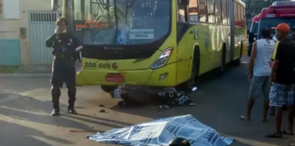 Acidente entre ônibus e moto termina com uma pesso