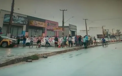 Moradores protestam contra buraqueira e retirada d