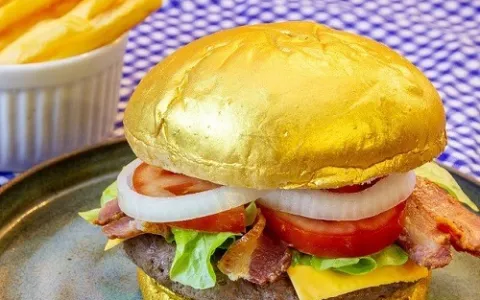 ​Hambúrguer com ouro comestível é destaque em even