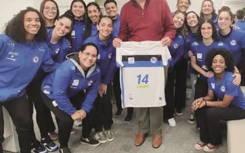 ​Presidente do E.C. Pinheiros recebe equipe de Handebol Campeã do Sul-Centro Americano 2023 