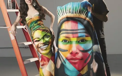 ​Mia Mamede coroa nova Miss Brasil com obra de Eduardo Kobra no corpo