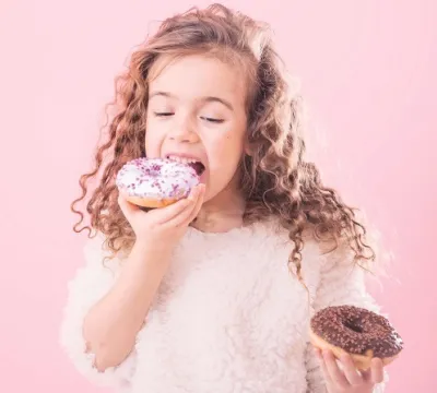 ​Por que algumas crianças sentem dor de dente ao comer doce? Dentista explica as principais causas