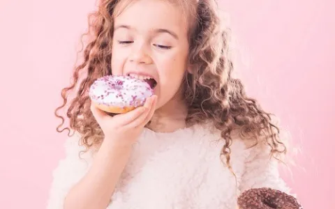 ​Por que algumas crianças sentem dor de dente ao comer doce? Dentista explica as principais causas
